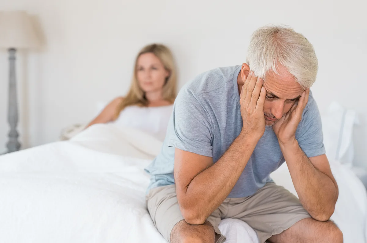 En esta imagen aparece un hombre en la cama preocupado por su disfunción eréctil, aunque quiere buscar soluciones o tratamientos.